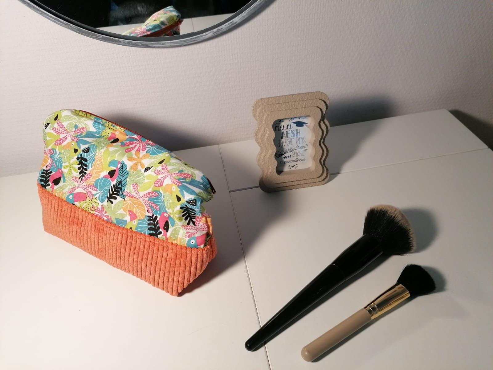 Trousse de toilette et maquillage velours côtelé rose KANTUKA fabriquée en Gironde - France