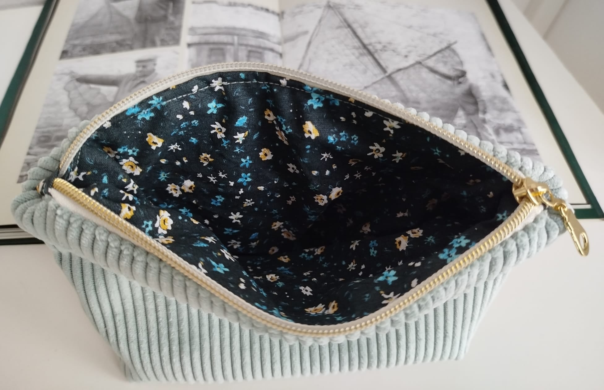 Trousse de toilette et maquillage velours côtelé vert ANGELIQUE fabriquée en Gironde