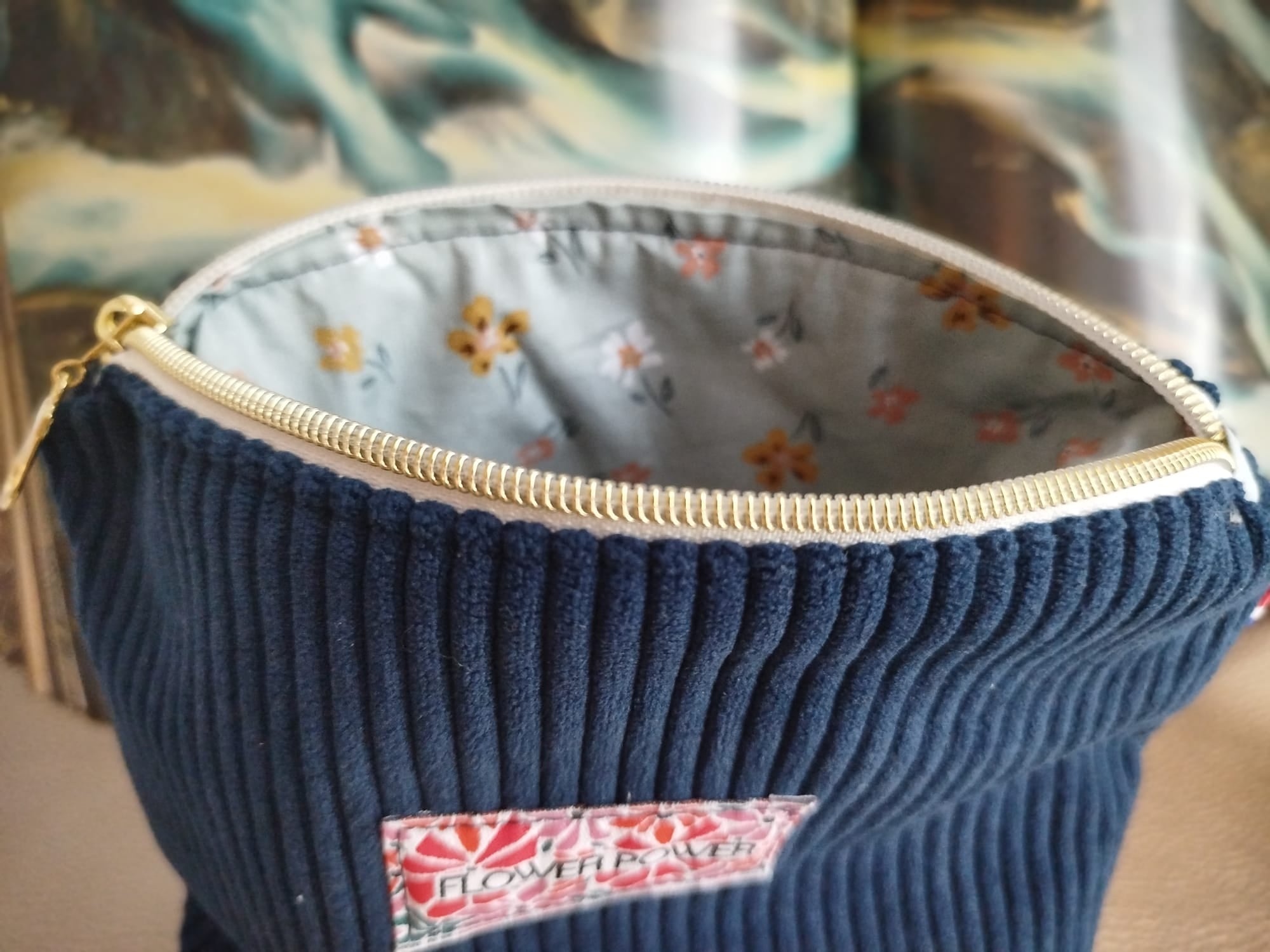 Trousse de toilette et maquillage velours côtelé bleu marine MYOSOTIS fabriquée en Gironde