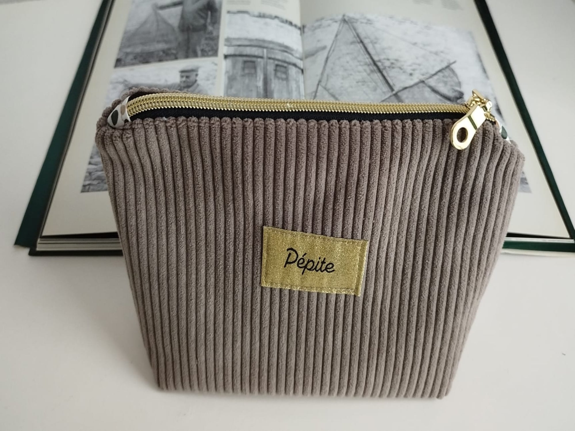 Trousse de toilette et maquillage velours côtelé beige PAMPA fabriquée en Gironde