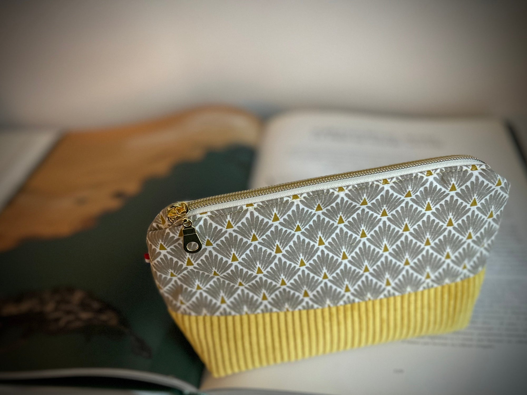 Trousse de toilette et maquillage velours côtelé jaune AMARILLA fabriquée en Gironde - France