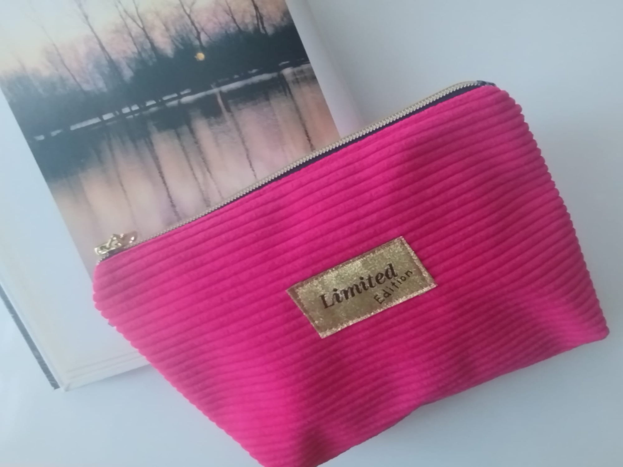 Trousse de toilette et maquillage velours côtelé rose FUCHSIA fabriquée en Gironde