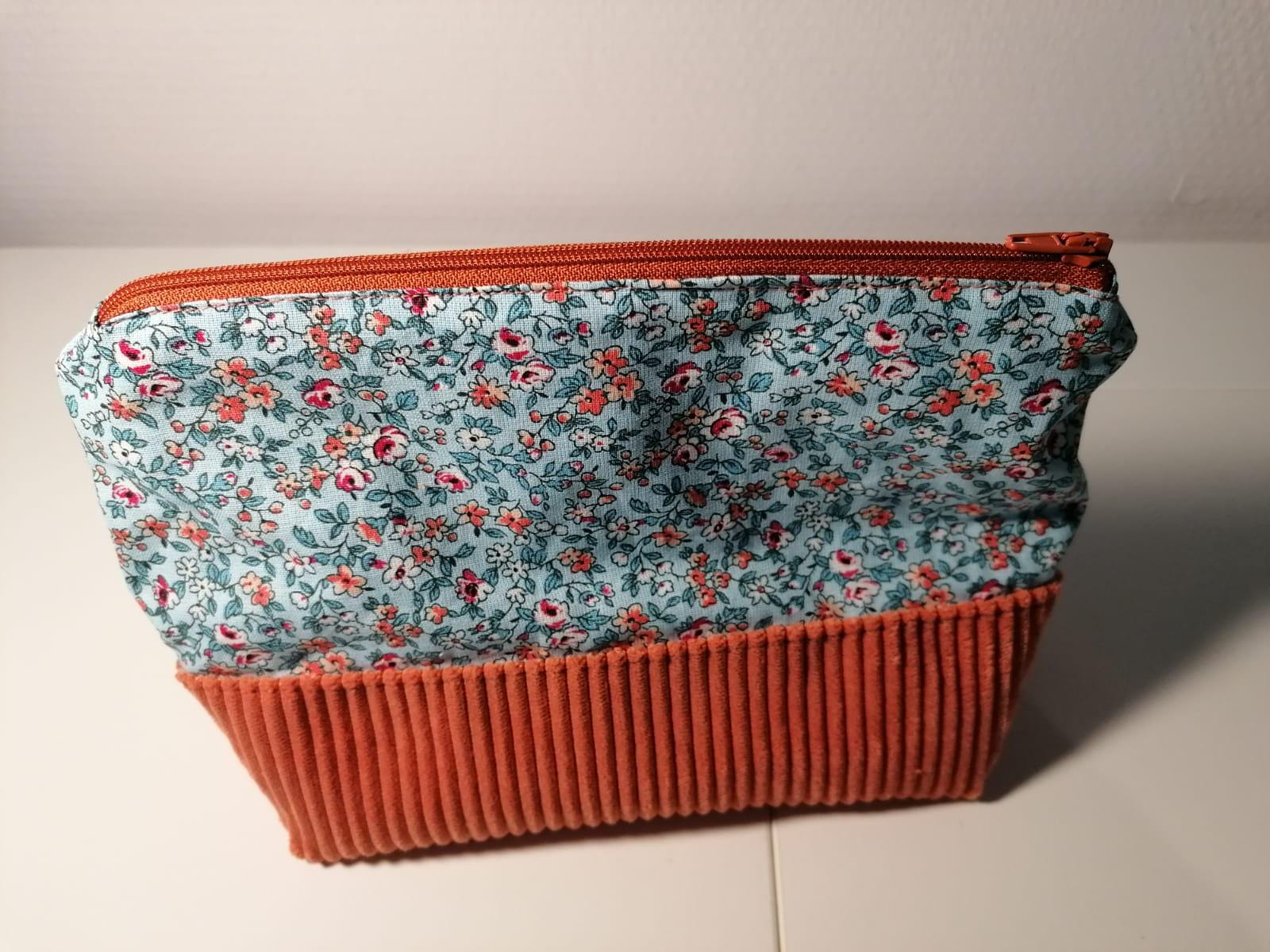 Trousse de toilette et maquillage velours côtelé rose JACINTA fabriquée en Gironde - France