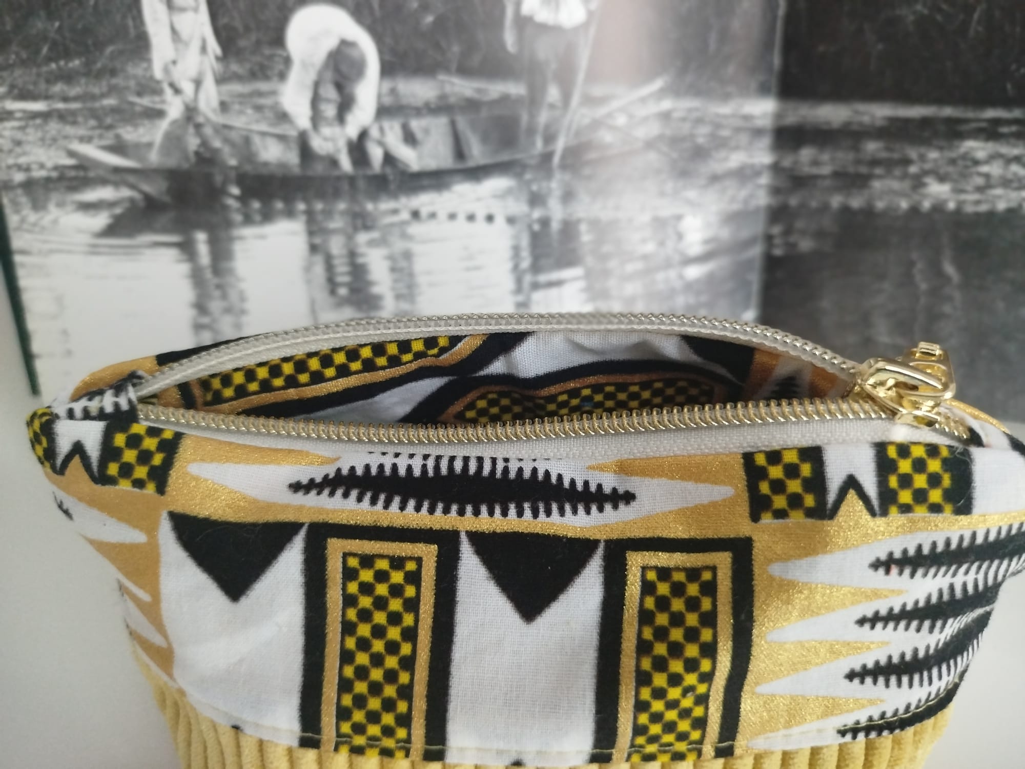 Trousse de toilette et maquillage velours côtelé jaune et Wax POPLIRIS fabriquée en Gironde - France